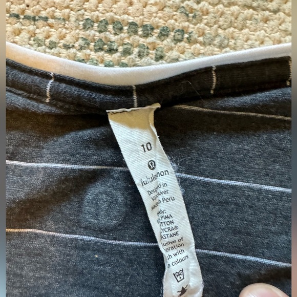 Lululemon Size 10 Charcoal and White Short Sleeve Round Neck Excellent Condition - Picture 3 of 6